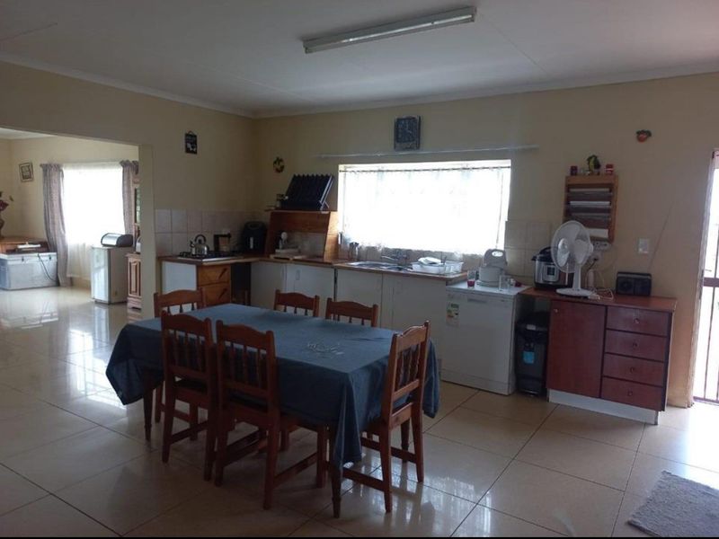 Quiet & Peaceful Home – Spacious Living with Endless Potential - Photo 5