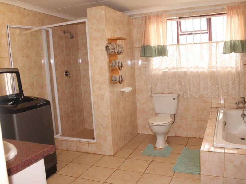 Quiet & Peaceful Home – Spacious Living with Endless Potential - Photo 9