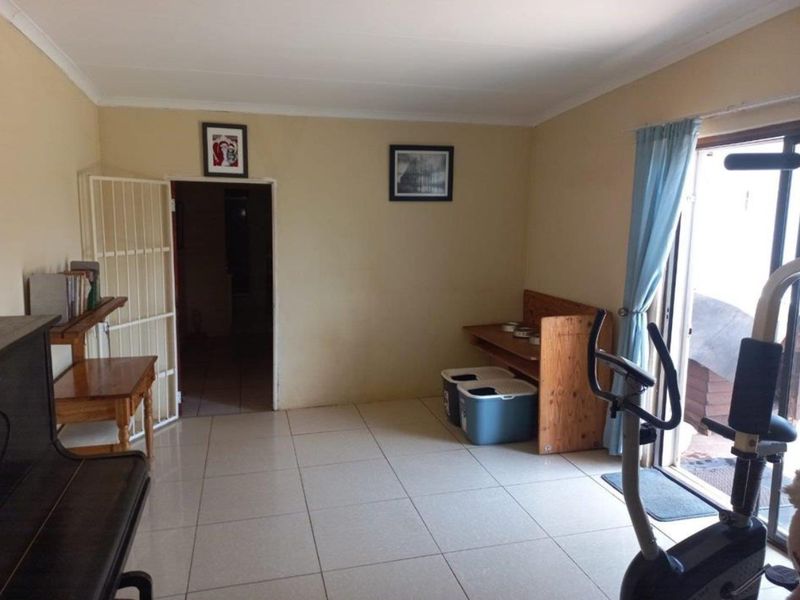 Quiet & Peaceful Home – Spacious Living with Endless Potential - Photo 8