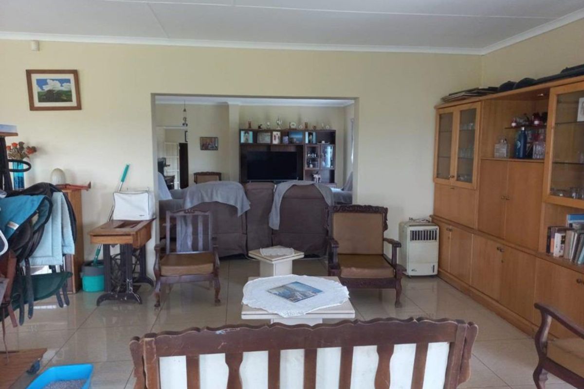 Quiet & Peaceful Home – Spacious Living with Endless Potential - Photo 4