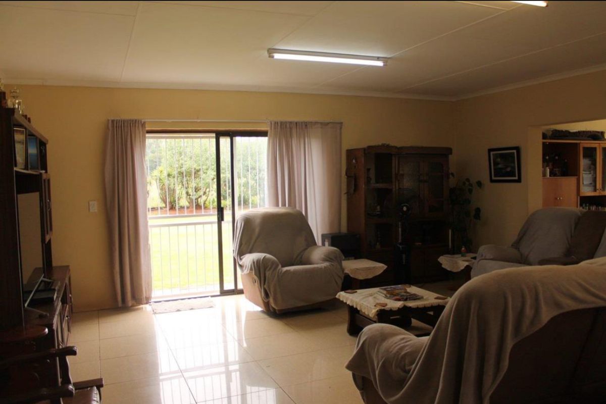 Quiet & Peaceful Home – Spacious Living with Endless Potential - Photo 3