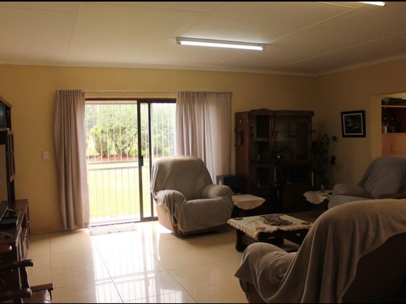 Quiet & Peaceful Home – Spacious Living with Endless Potential - Photo 3