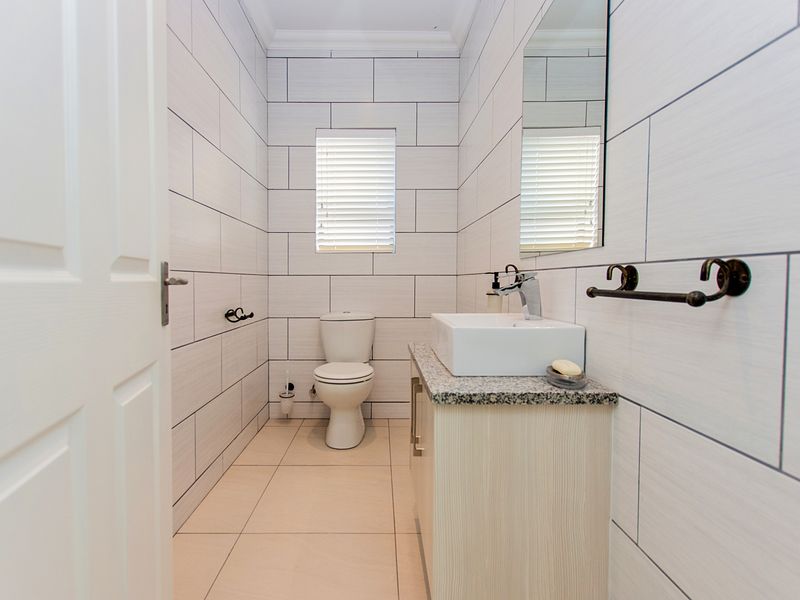 Holiday home with a view in a gated estate. Lock up and go. - Photo 8