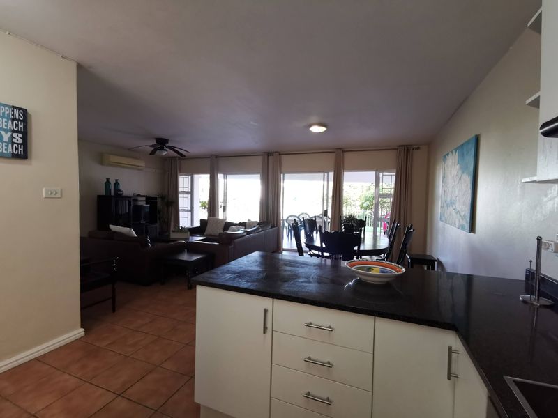 A short stroll to the Beach - Photo 5