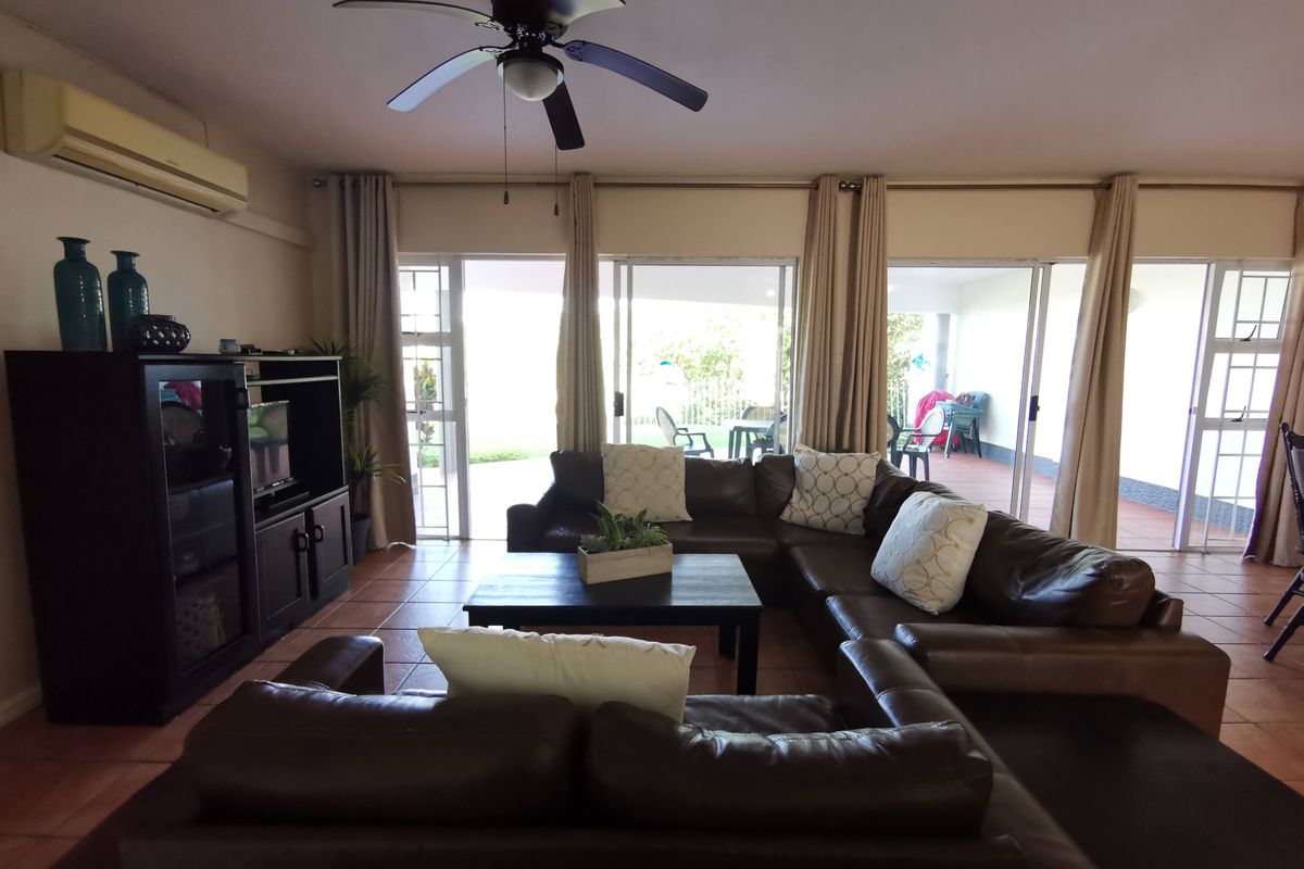 A short stroll to the Beach - Photo 3