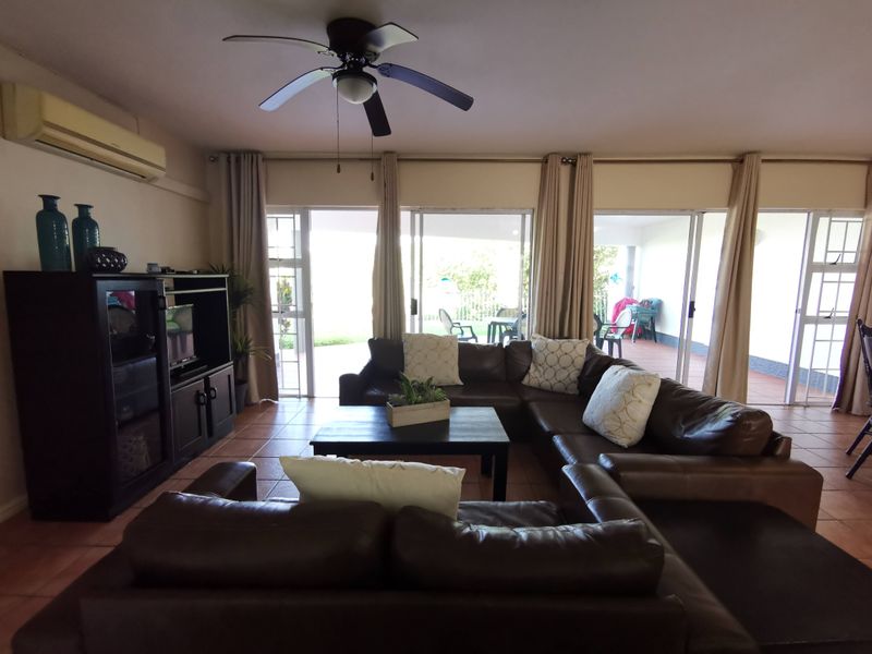 A short stroll to the Beach - Photo 3