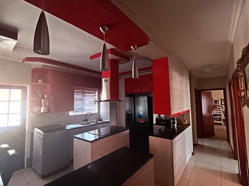 3 Bedrooms, 3 Lounges pure elegant masterpiece in Mandela View, Eden Park - Photo 2