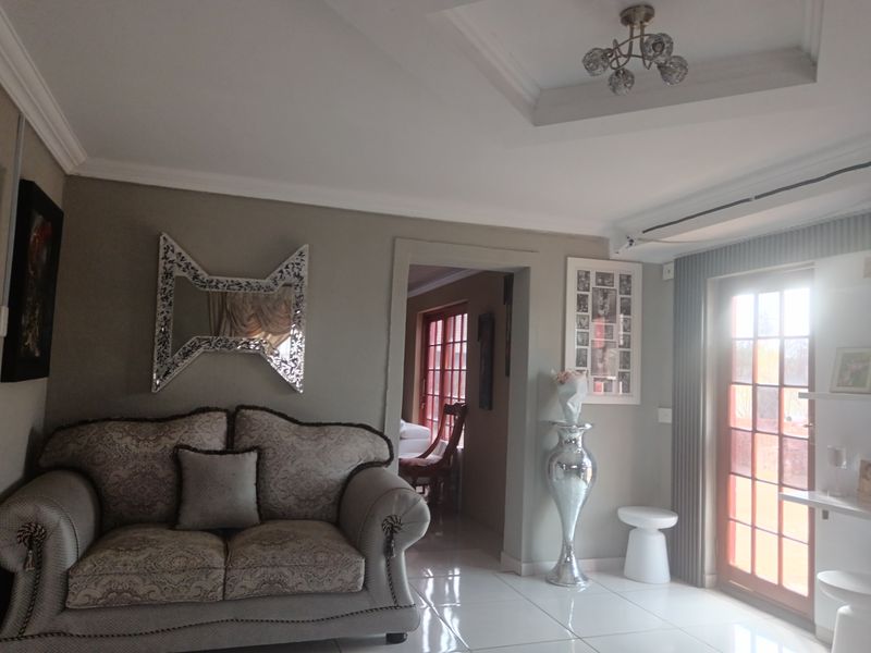 3 Bedrooms, 3 Lounges pure elegant masterpiece in Mandela View, Eden Park - Photo 9