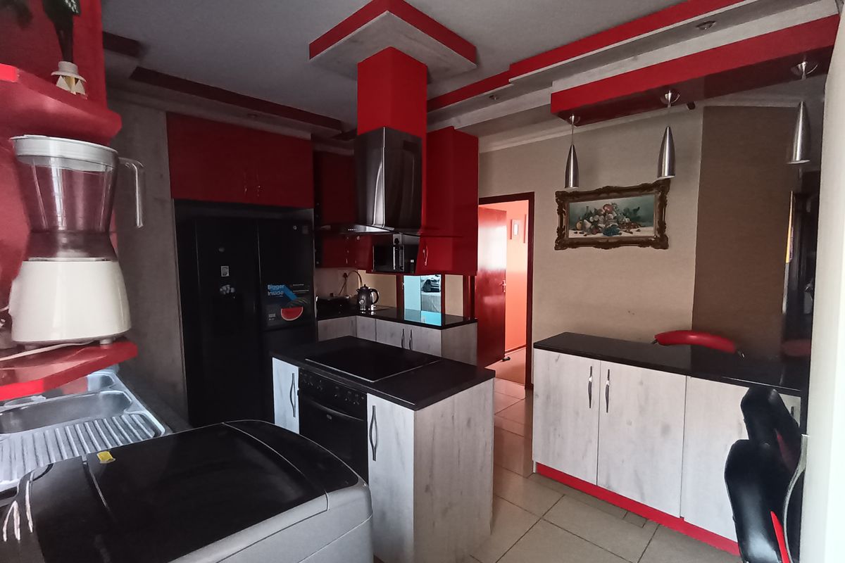 3 Bedrooms, 3 Lounges pure elegant masterpiece in Mandela View, Eden Park - Photo 3