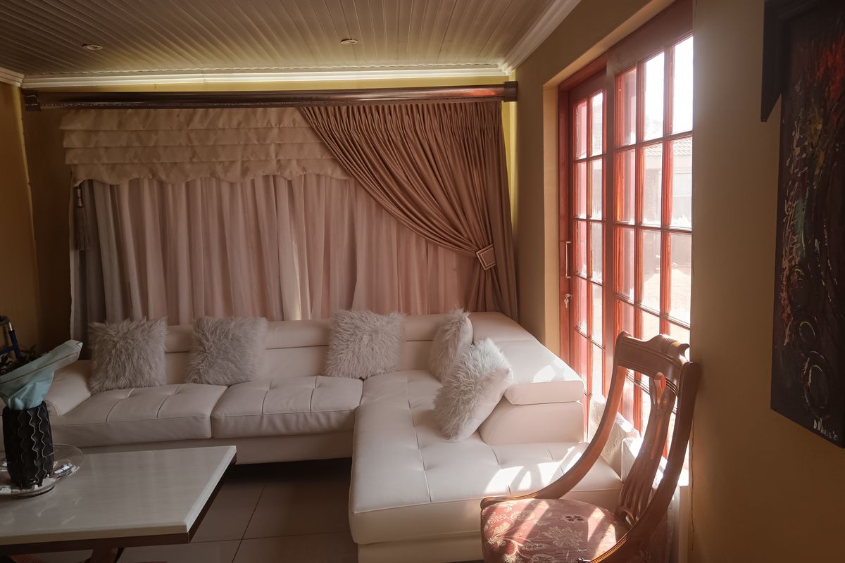 3 Bedrooms, 3 Lounges pure elegant masterpiece in Mandela View, Eden Park - Photo 5