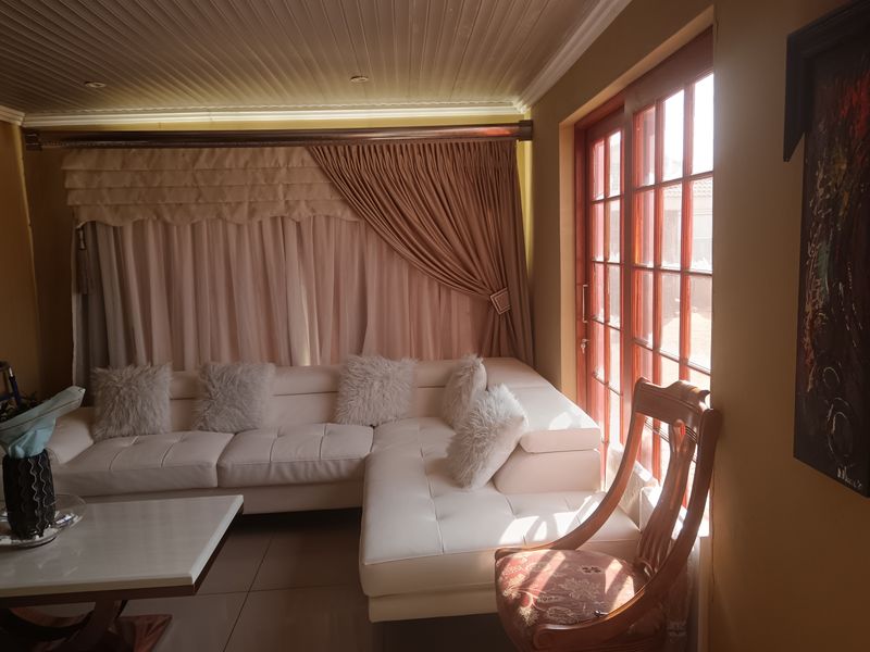 3 Bedrooms, 3 Lounges pure elegant masterpiece in Mandela View, Eden Park - Photo 5