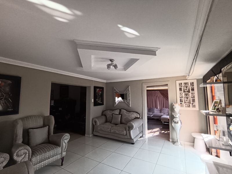 3 Bedrooms, 3 Lounges pure elegant masterpiece in Mandela View, Eden Park - Photo 6
