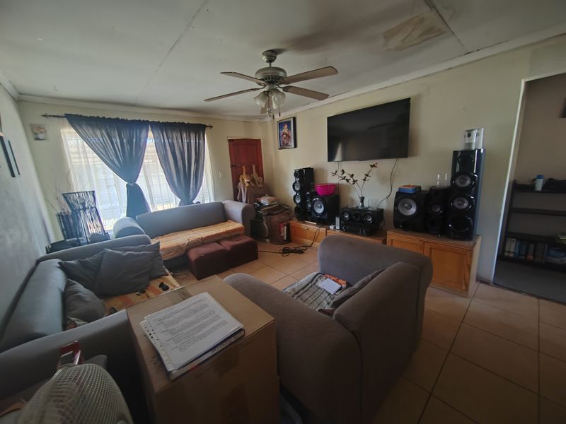 Filled with endless Potential, fizzer upper family home in Brakpan North! (836m2) - Photo 9