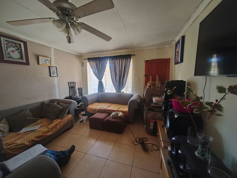 Filled with endless Potential, fizzer upper family home in Brakpan North! (836m2) - Photo 8