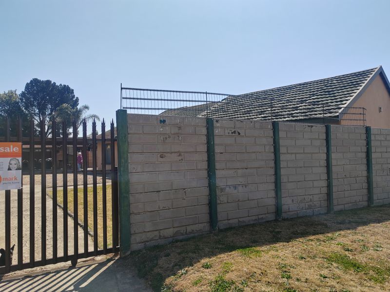 Filled with endless Potential, fizzer upper family home in Brakpan North! (836m2) - Photo 7