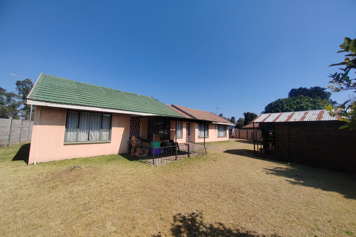 Filled with endless Potential, fizzer upper family home in Brakpan North! (836m2) - Photo 5