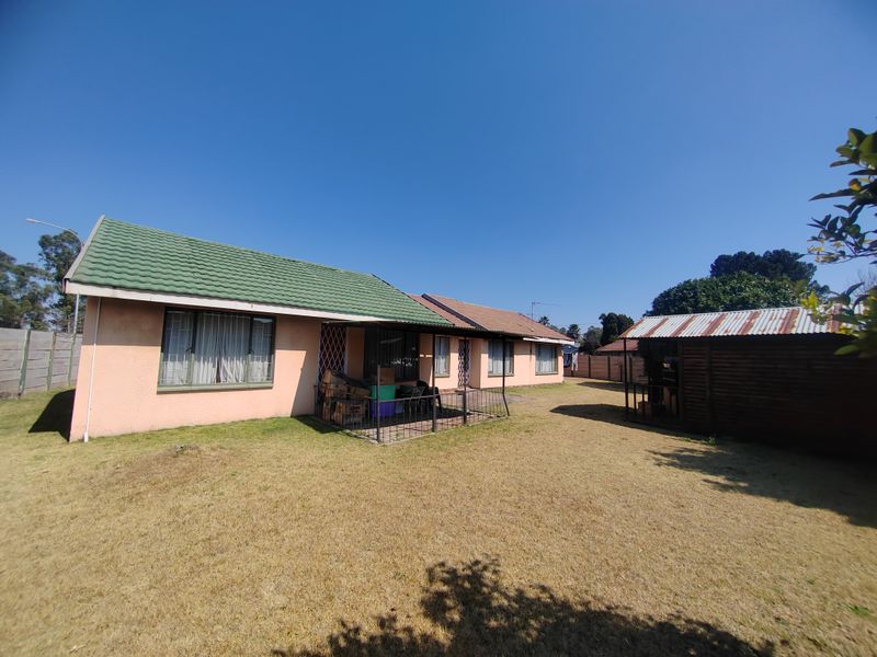 Filled with endless Potential, fizzer upper family home in Brakpan North! (836m2) - Photo 5