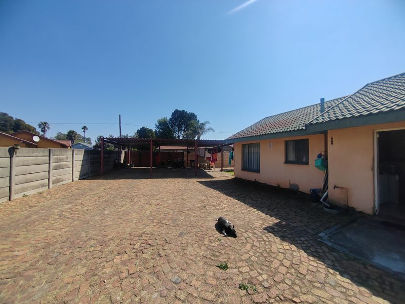 Filled with endless Potential, fizzer upper family home in Brakpan North! (836m2) - Photo 6