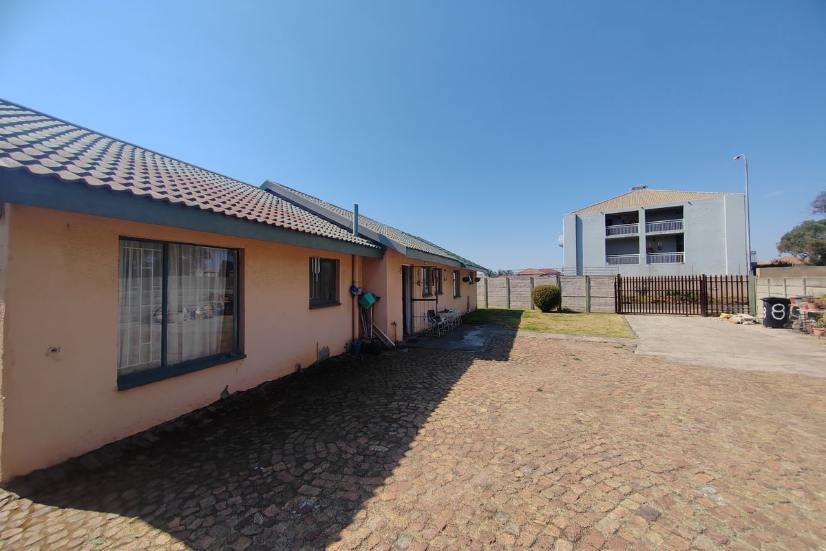 Filled with endless Potential, fizzer upper family home in Brakpan North! (836m2) - Photo 3