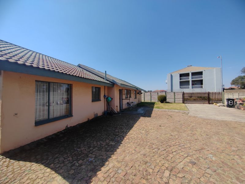 Filled with endless Potential, fizzer upper family home in Brakpan North! (836m2) - Photo 3