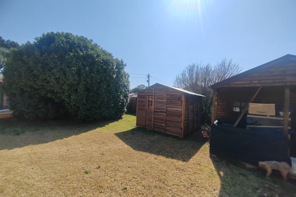 Filled with endless Potential, fizzer upper family home in Brakpan North! (836m2) - Photo 4