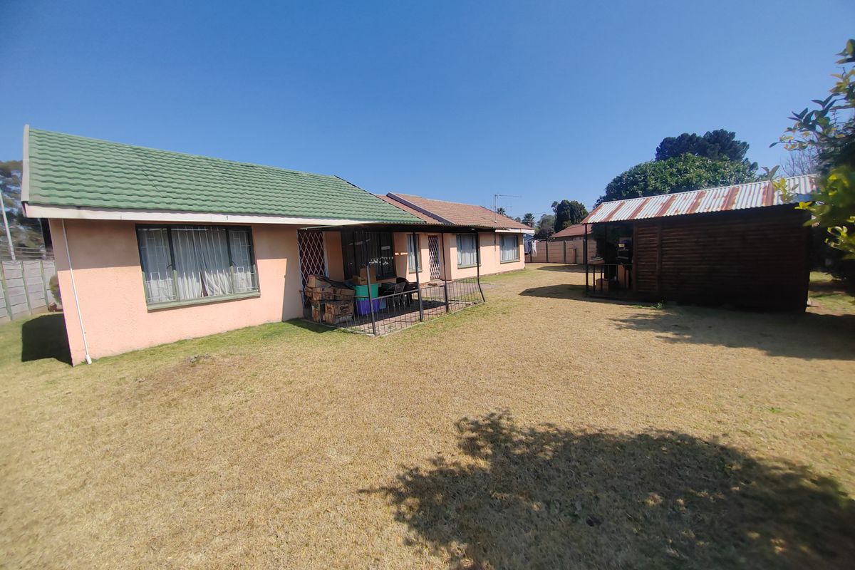 Filled with endless Potential, fizzer upper family home in Brakpan North! (836m2) - Photo 2