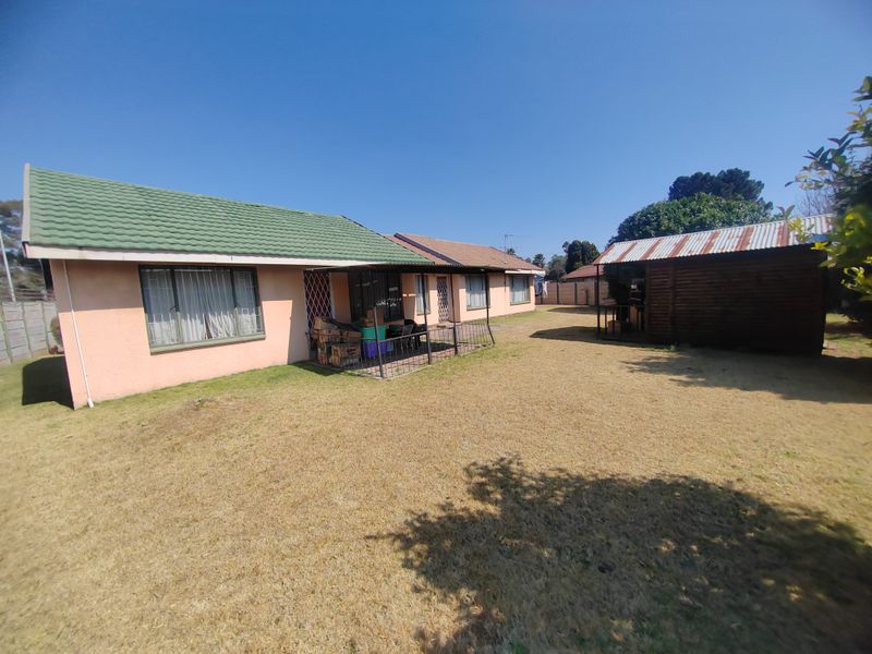 Filled with endless Potential, fizzer upper family home in Brakpan North! (836m2) - Photo 2