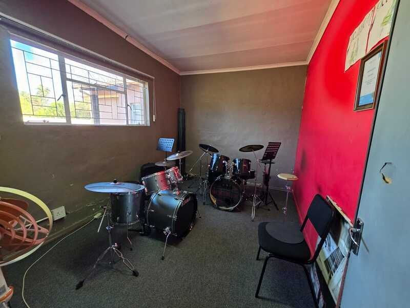 Here’s a professional advertisement you can use: - Photo 9