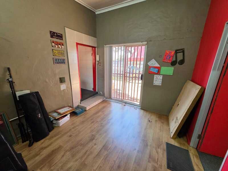 Here’s a professional advertisement you can use: - Photo 6