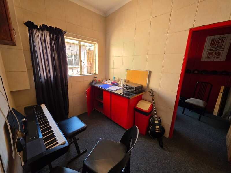 Here’s a professional advertisement you can use: - Photo 8