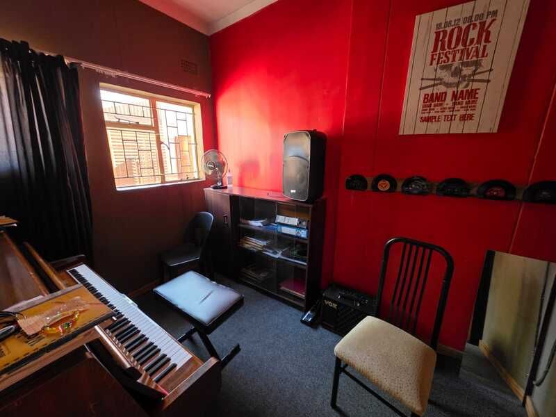 Here’s a professional advertisement you can use: - Photo 7