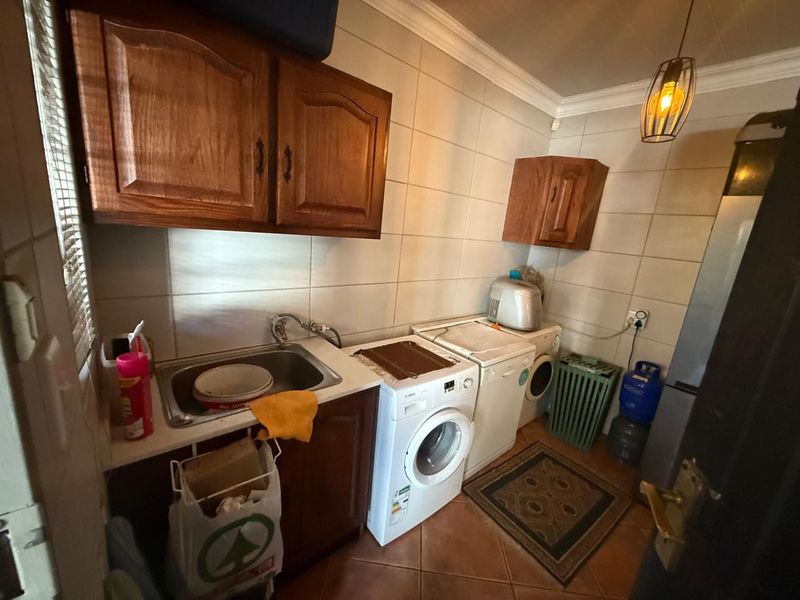 SPACIOUS FAMILY HOME WITH MODERN COMFORTS & EXCELLENT SECURITY - Photo 6