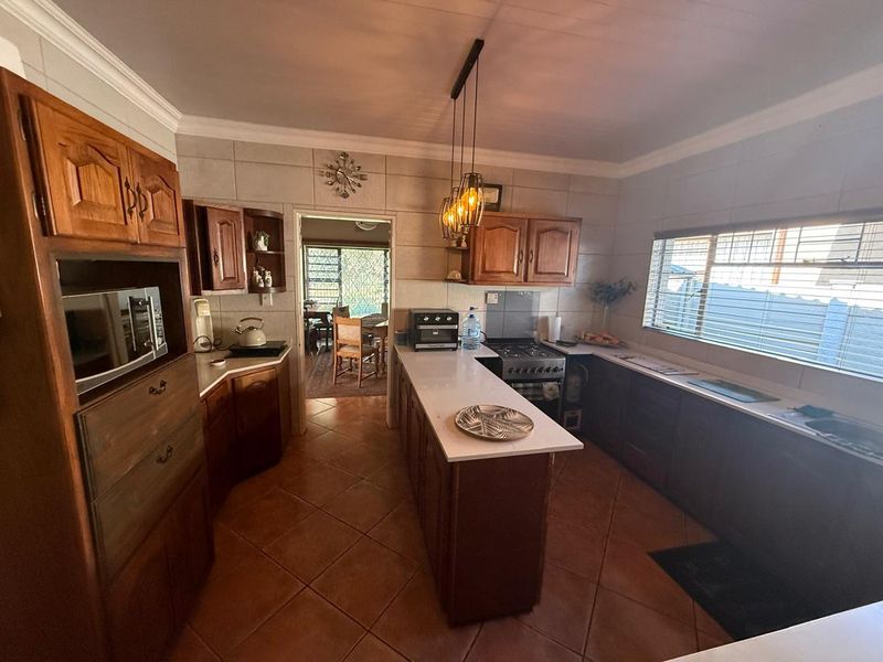 SPACIOUS FAMILY HOME WITH MODERN COMFORTS & EXCELLENT SECURITY - Photo 4