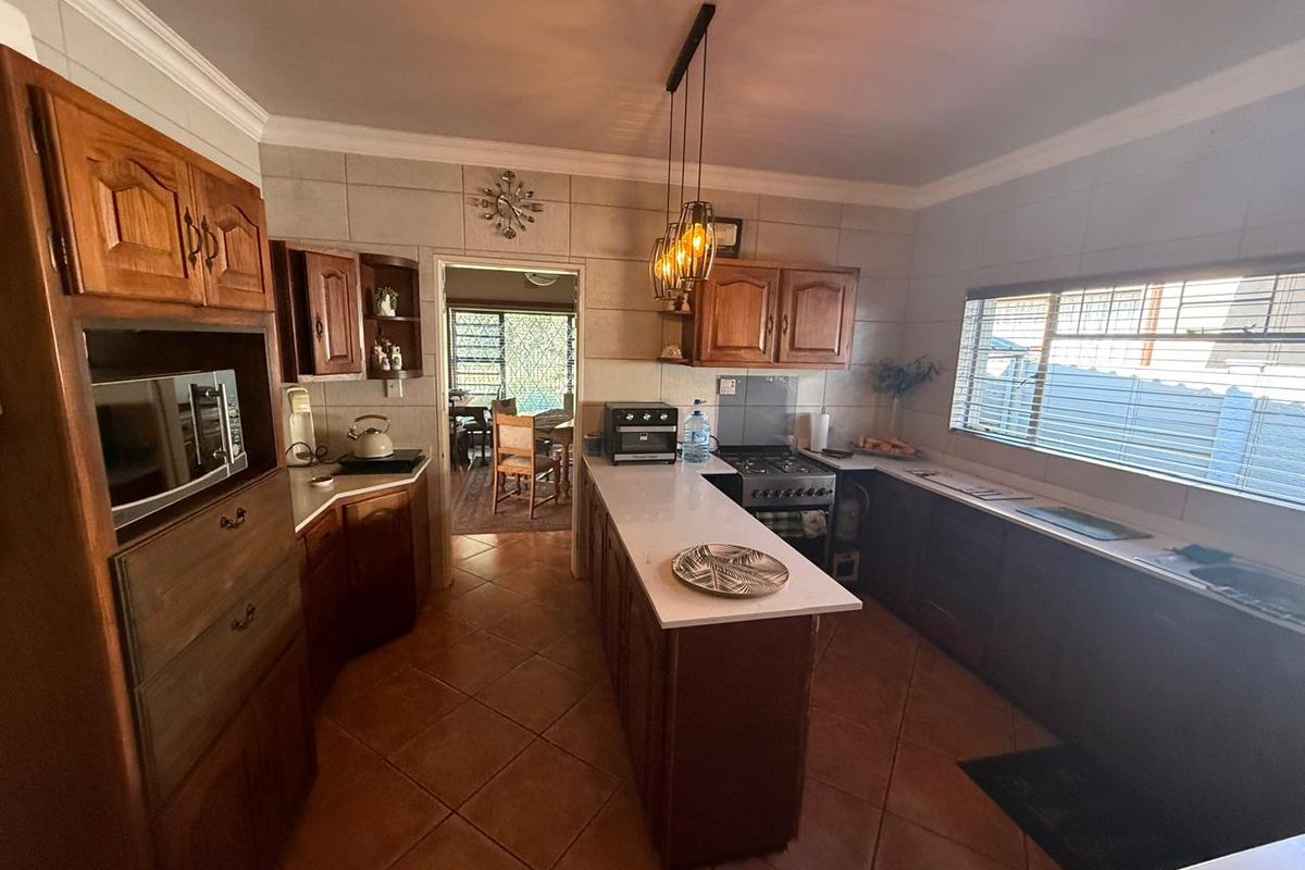 SPACIOUS FAMILY HOME WITH MODERN COMFORTS & EXCELLENT SECURITY - Photo 4