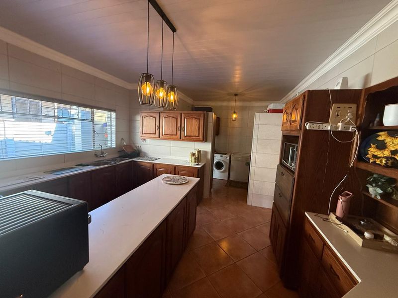 SPACIOUS FAMILY HOME WITH MODERN COMFORTS & EXCELLENT SECURITY - Photo 5