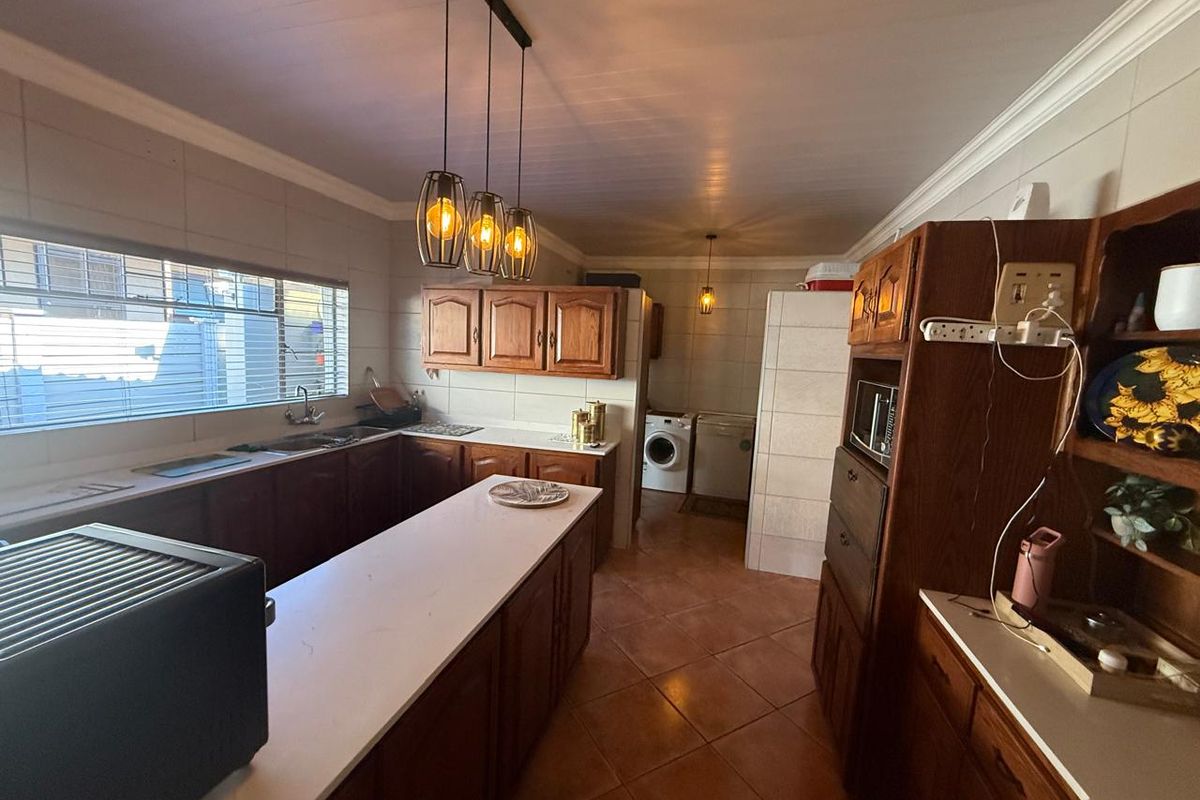 SPACIOUS FAMILY HOME WITH MODERN COMFORTS & EXCELLENT SECURITY - Photo 5