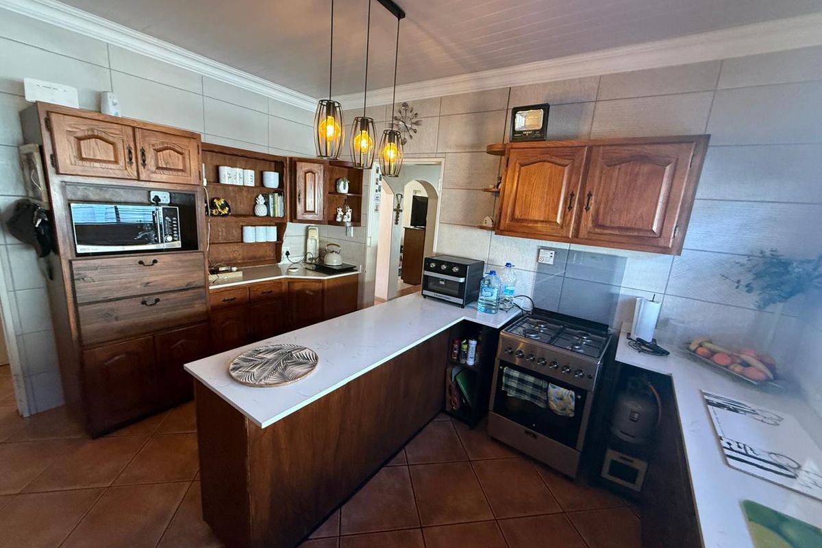 SPACIOUS FAMILY HOME WITH MODERN COMFORTS & EXCELLENT SECURITY - Photo 3