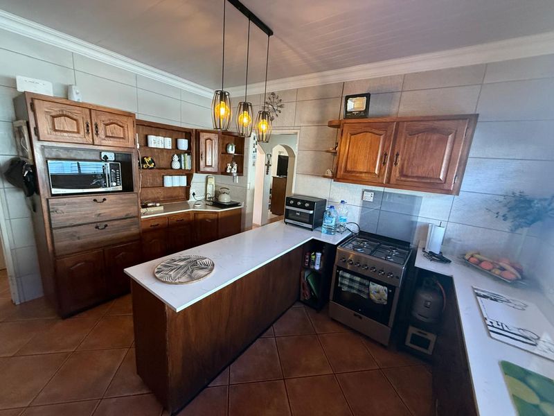 SPACIOUS FAMILY HOME WITH MODERN COMFORTS & EXCELLENT SECURITY - Photo 3