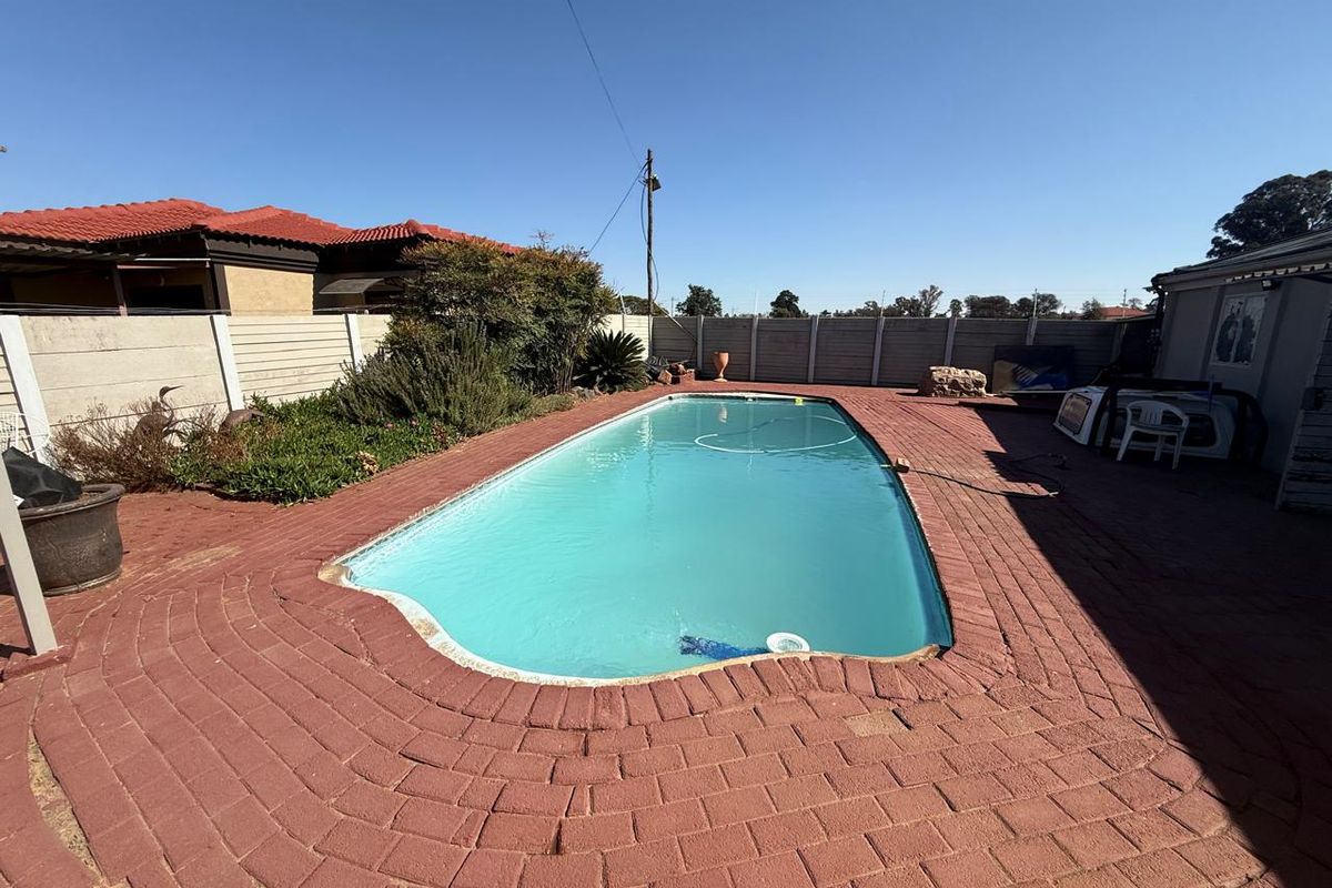 SPACIOUS FAMILY HOME WITH MODERN COMFORTS & EXCELLENT SECURITY - Photo 2