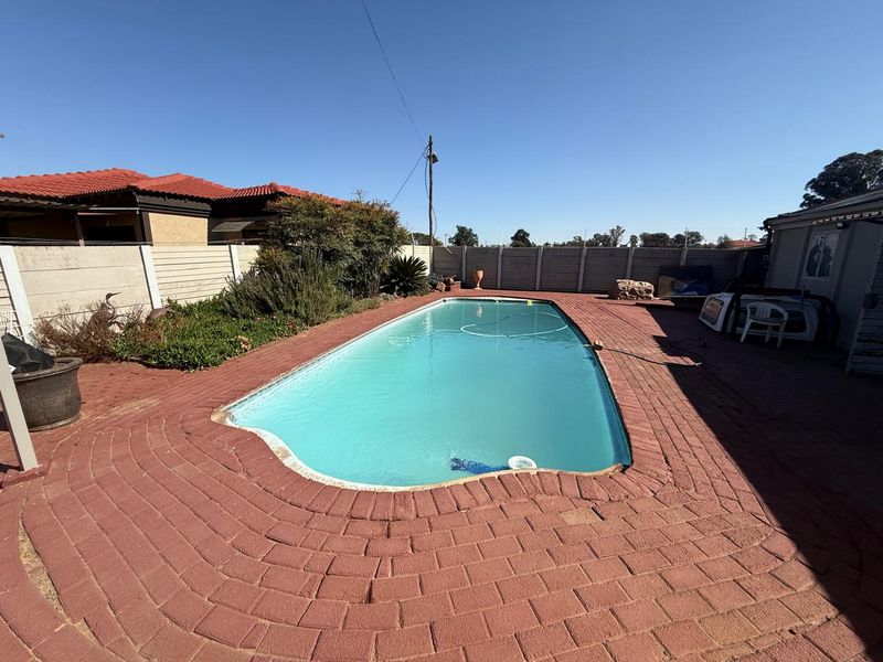 SPACIOUS FAMILY HOME WITH MODERN COMFORTS & EXCELLENT SECURITY - Photo 2