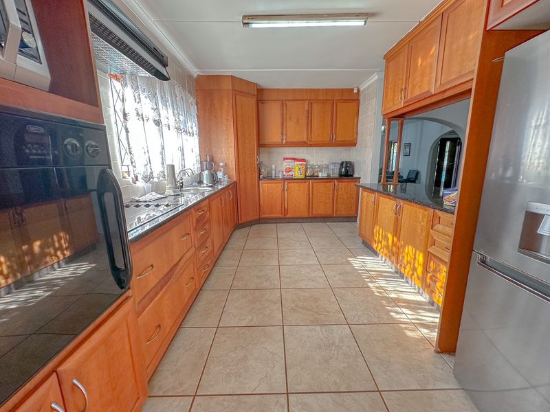 Stunning Family Home with Income-Generating Flat in Sought-After Kildare - Photo 10