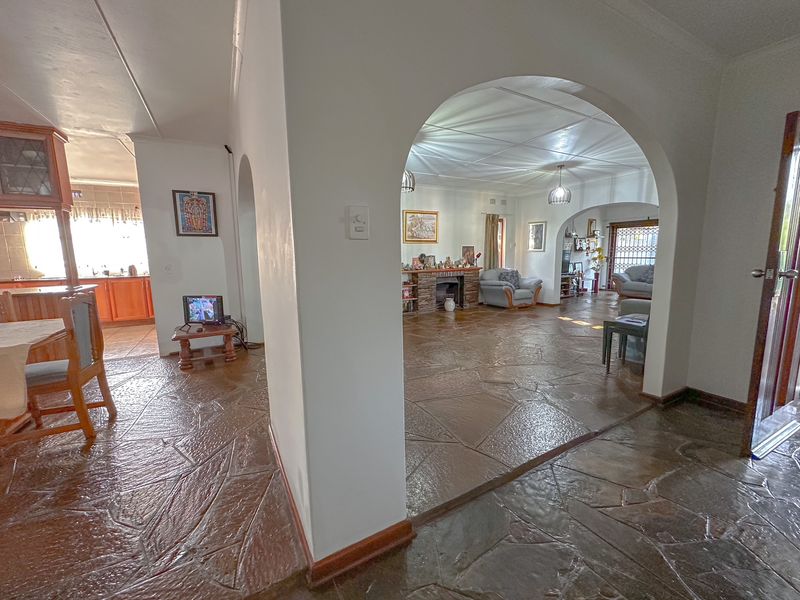 Stunning Family Home with Income-Generating Flat in Sought-After Kildare - Photo 8