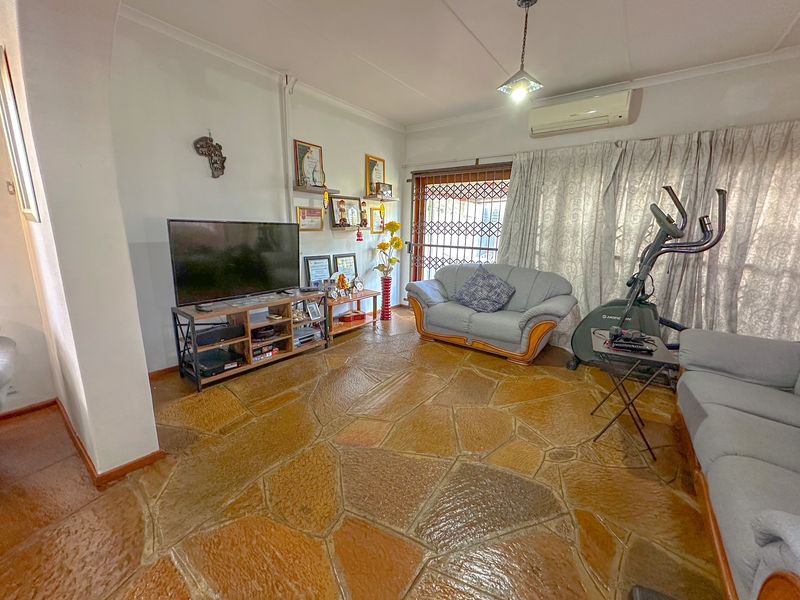 Stunning Family Home with Income-Generating Flat in Sought-After Kildare - Photo 7