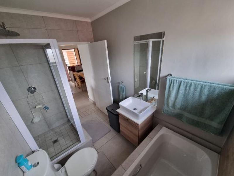 Luxury Living Made Easy – FREE WiFi, Gym & 24/7 Security - Photo 8