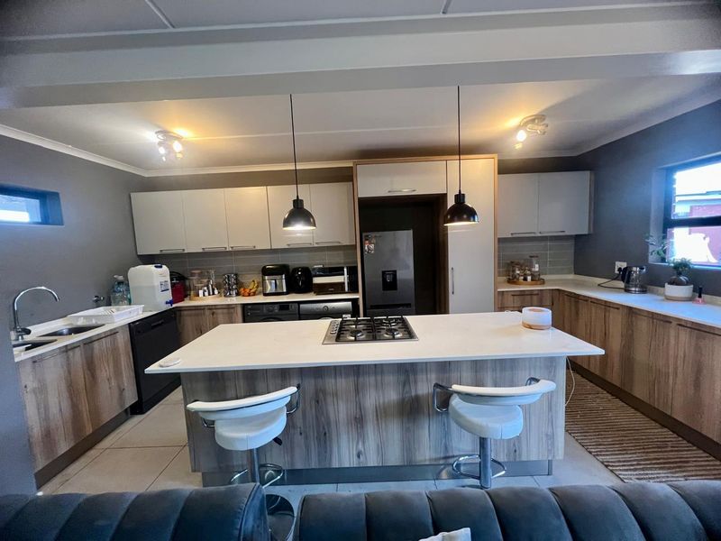 Luxury Living Made Easy – FREE WiFi, Gym & 24/7 Security - Photo 5