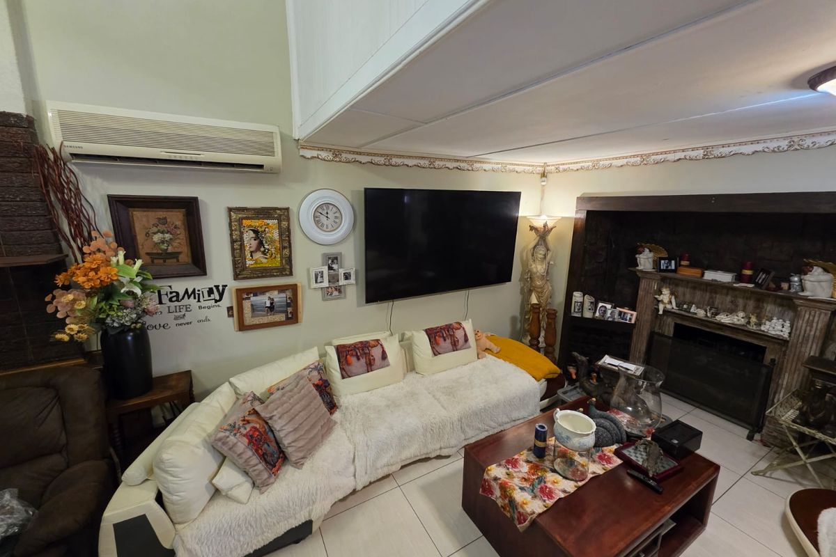 Bargain of the Year in Vaalpark – 2 Houses on 1 Property! - Photo 2