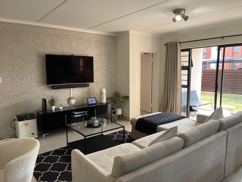 Upmarket 3-Bed, 2-Bath Townhouse with Free WiFi & Gym! - Photo 3