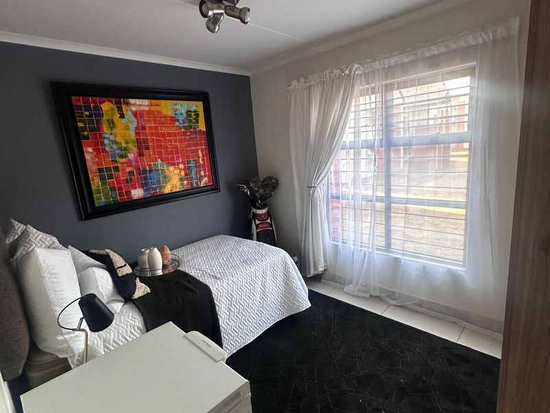 Upmarket 3-Bed, 2-Bath Townhouse with Free WiFi & Gym! - Photo 9