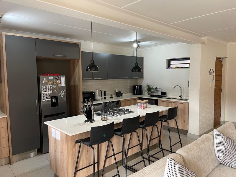 Upmarket 3-Bed, 2-Bath Townhouse with Free WiFi & Gym! - Photo 6