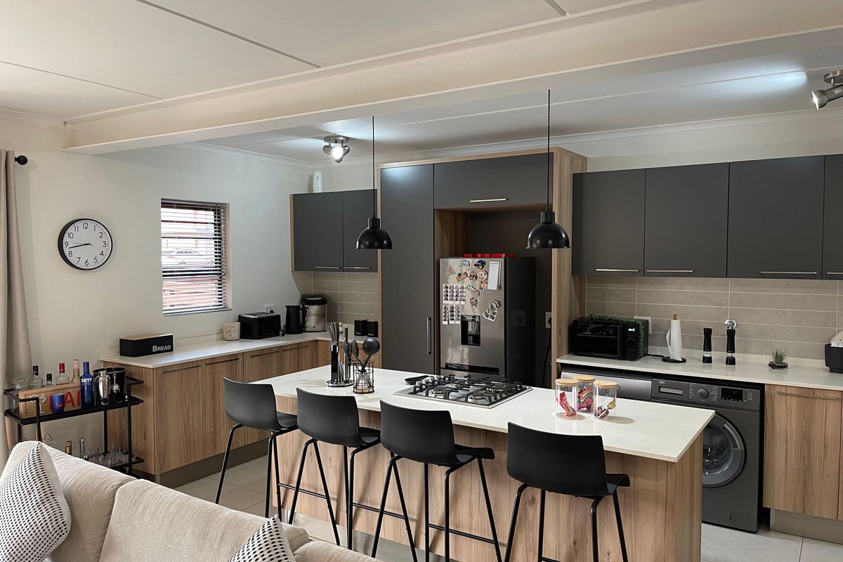 Upmarket 3-Bed, 2-Bath Townhouse with Free WiFi & Gym! - Photo 4